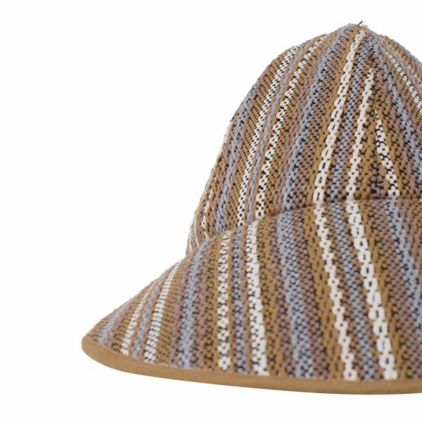 Boné Horizonte de luxo, tear artesanal com listras em tons terrosos, aba frontal longa, algodão reciclado.