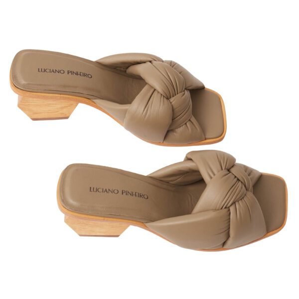 Mule de luxo geométrico, salto madeira esculpido, cabedal nó couro, sapato cestaria artesanal, tamanco design autoral, calçado couro trançado.