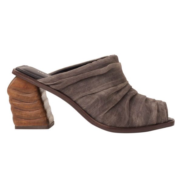 Mule de luxo com cabedal em organza de seda, e salto esculpido em madeira maciça.