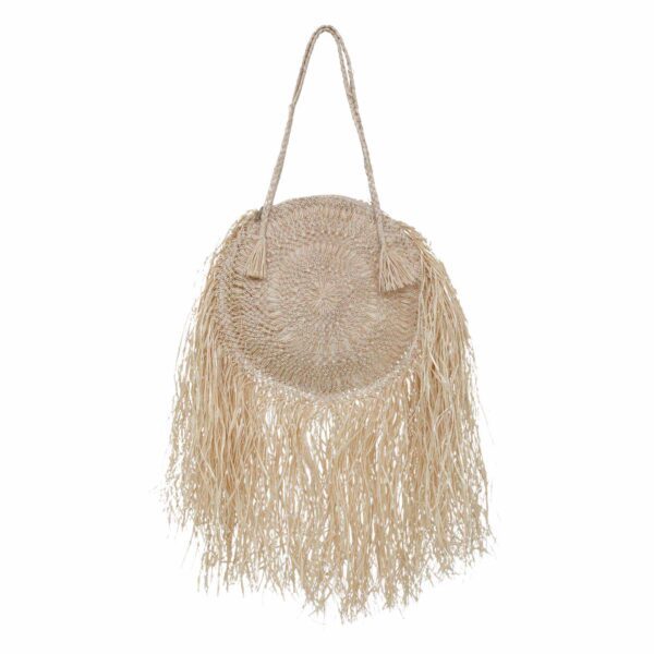 Bolsa circular Pitangueiras de luxo, feita em macramê com palha de buriti, destacando as longas franjas e alças de ombro.