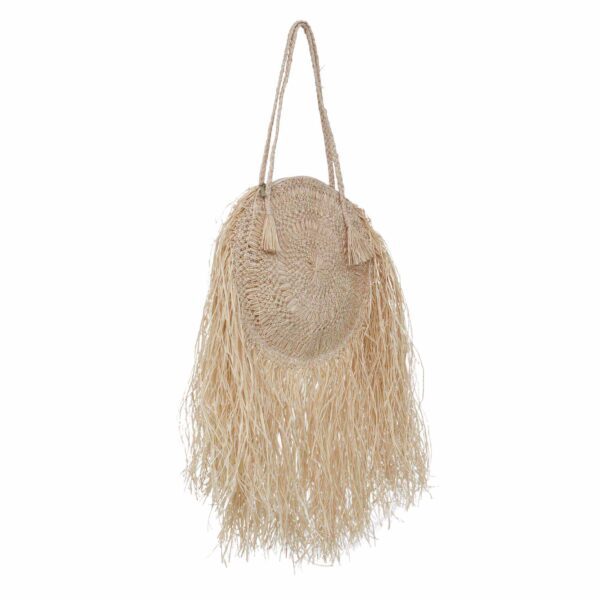 Bolsa circular Pitangueiras de luxo, feita em macramê com palha de buriti, destacando as longas franjas e alças de ombro.