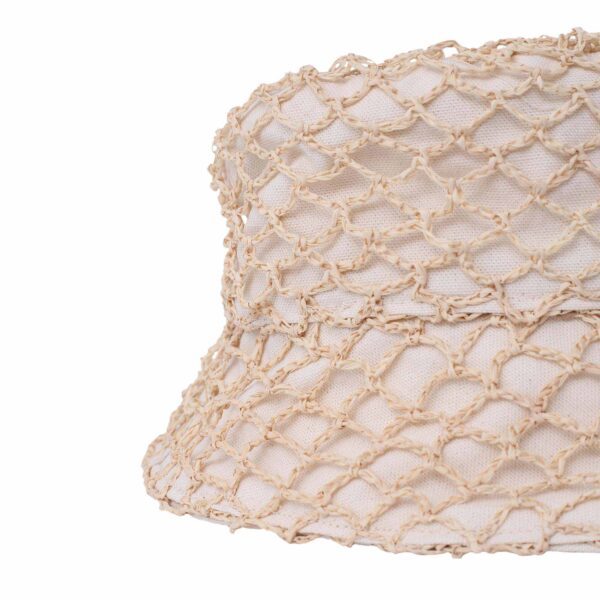 Chapéu de palha, modelo bucket hat, com sobreposição de crochê artesanal (de palha), ideal para luxo resort.