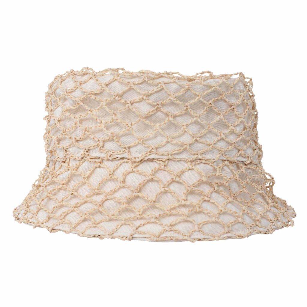 Chapéu de palha, modelo bucket hat, com sobreposição de crochê artesanal (de palha), ideal para luxo resort.