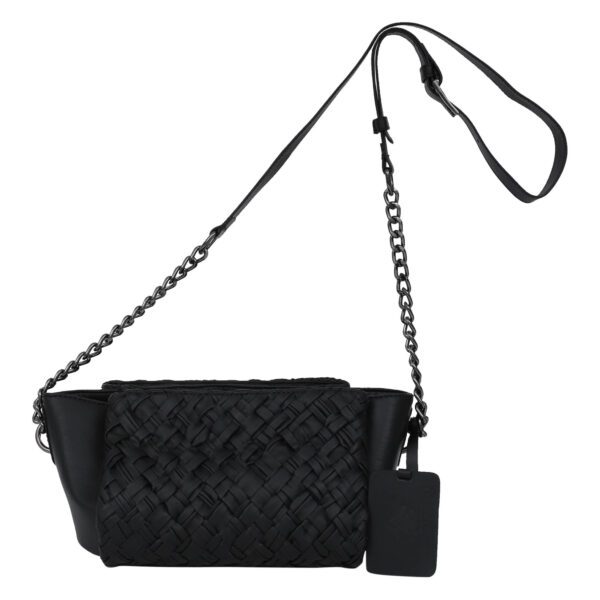 Bolsa Clutch Nômade, couro super macio, detalhe frontal em tressê artesanal de tiras largas e alça de metal ônix.