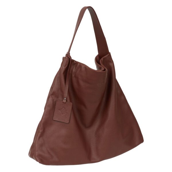 Bolsa Hobo Oversized na cor marrom, em couro macio e maleável, destacando a grande capacidade e o caimento slouchy