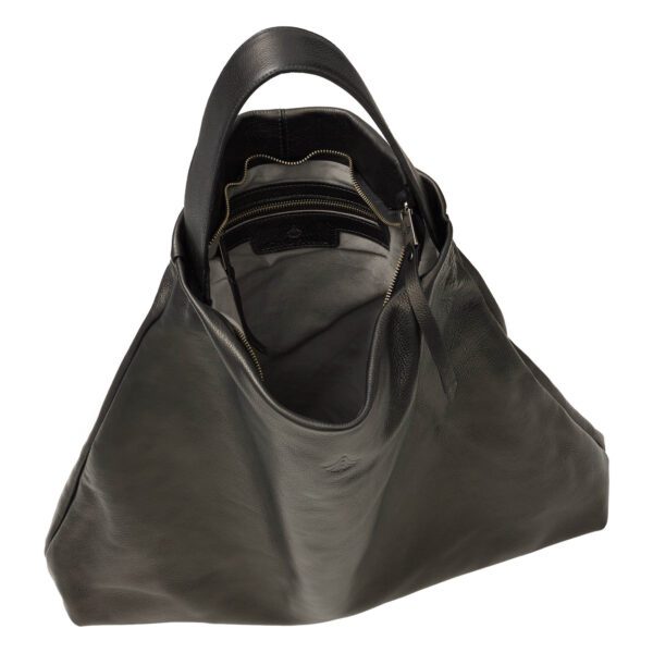 Bolsa Hobo Oversized na cor marrom, em couro macio e maleável, destacando a grande capacidade e o caimento slouchy.