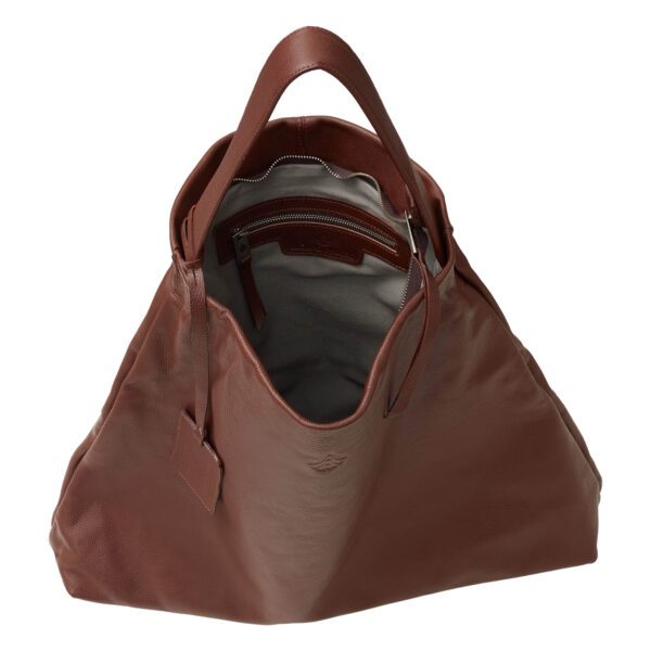 Bolsa Hobo Oversized na cor marrom, em couro macio e maleável, destacando a grande capacidade e o caimento slouchy