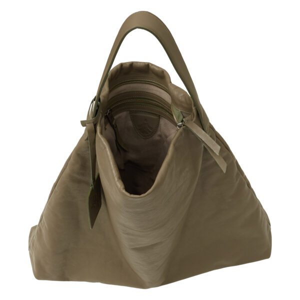 Bolsa Hobo Oversized na cor marrom, em couro macio e maleável, destacando a grande capacidade e o caimento slouchy.