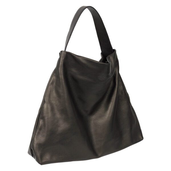 Bolsa Hobo Oversized na cor marrom, em couro macio e maleável, destacando a grande capacidade e o caimento slouchy.