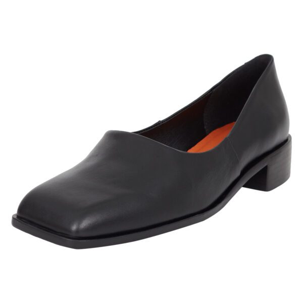 Sapato Horse unissex preto de luxo, couro certificado rastreável, minimalista, estilo loafer artesanal brasileiro.