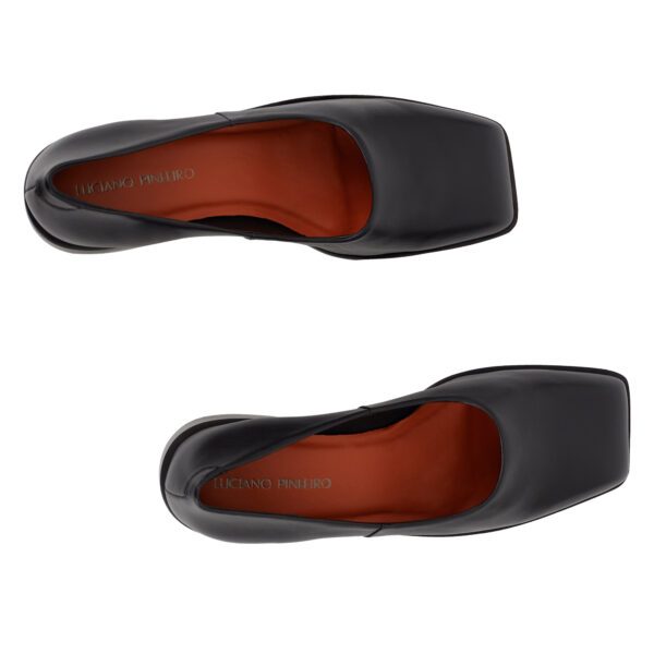 Sapato Horse unissex preto de luxo, couro certificado rastreável, minimalista, estilo loafer artesanal brasileiro.