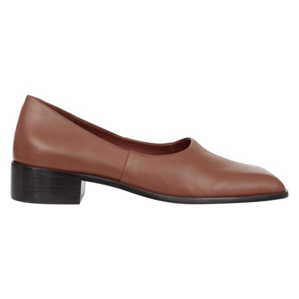 Sapato Horse unissex preto de luxo, couro certificado rastreável, minimalista, estilo loafer artesanal brasileiro.