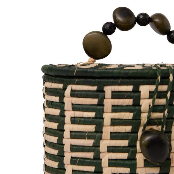 Bucket Bag estruturada, palha Carnaúba em trama bimodal, com alças de sementes Jarina e pedras Olho de Tigre.