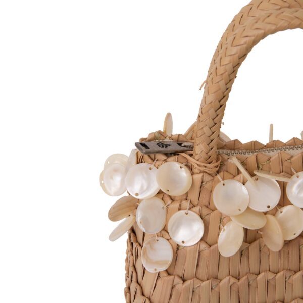 Bolsa Atol Sereia, palha Piaçava da Bahia, cravejada com pingentes de madrepérolas e pérolas naturais.