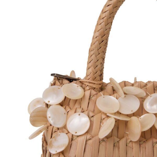 Bolsa Atol Sereia, palha Piaçava da Bahia, cravejada com pingentes de madrepérolas e pérolas naturais.