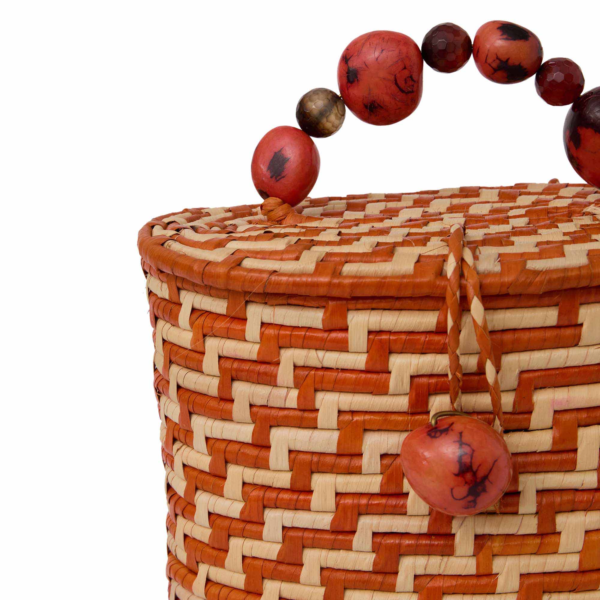 bucket-palha-estruturada Bucket Bag estruturada, em trama bimodal, em palha natural