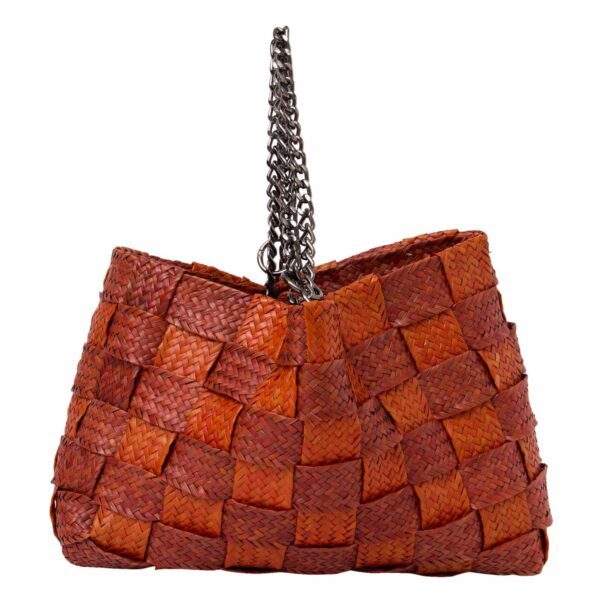 Bolsa Leblon de palha trançada, forma estruturada, com alças de corrente de metal ônix.