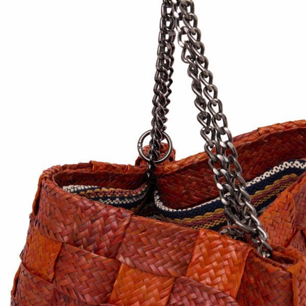 Bolsa Leblon de palha trançada, forma estruturada, com alças de corrente de metal ônix.