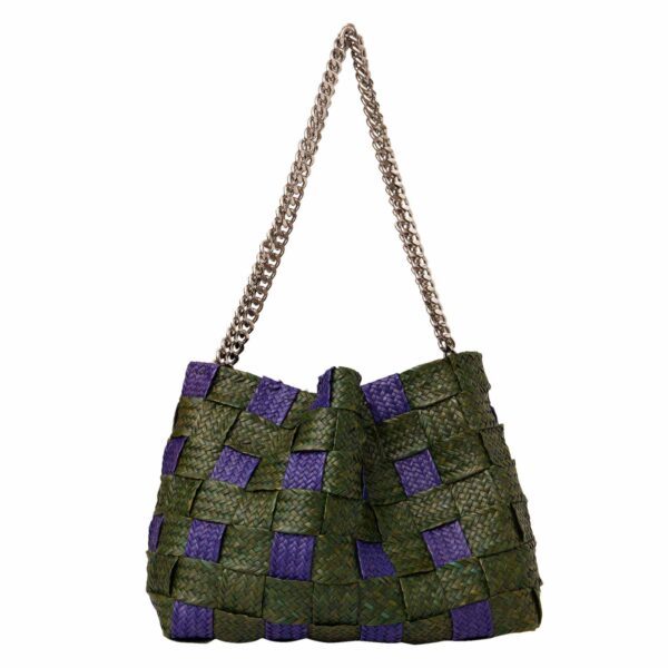 Bolsa Leblon de palha Piaçava trançada, forma estruturada, com alças de corrente de metal ônix.