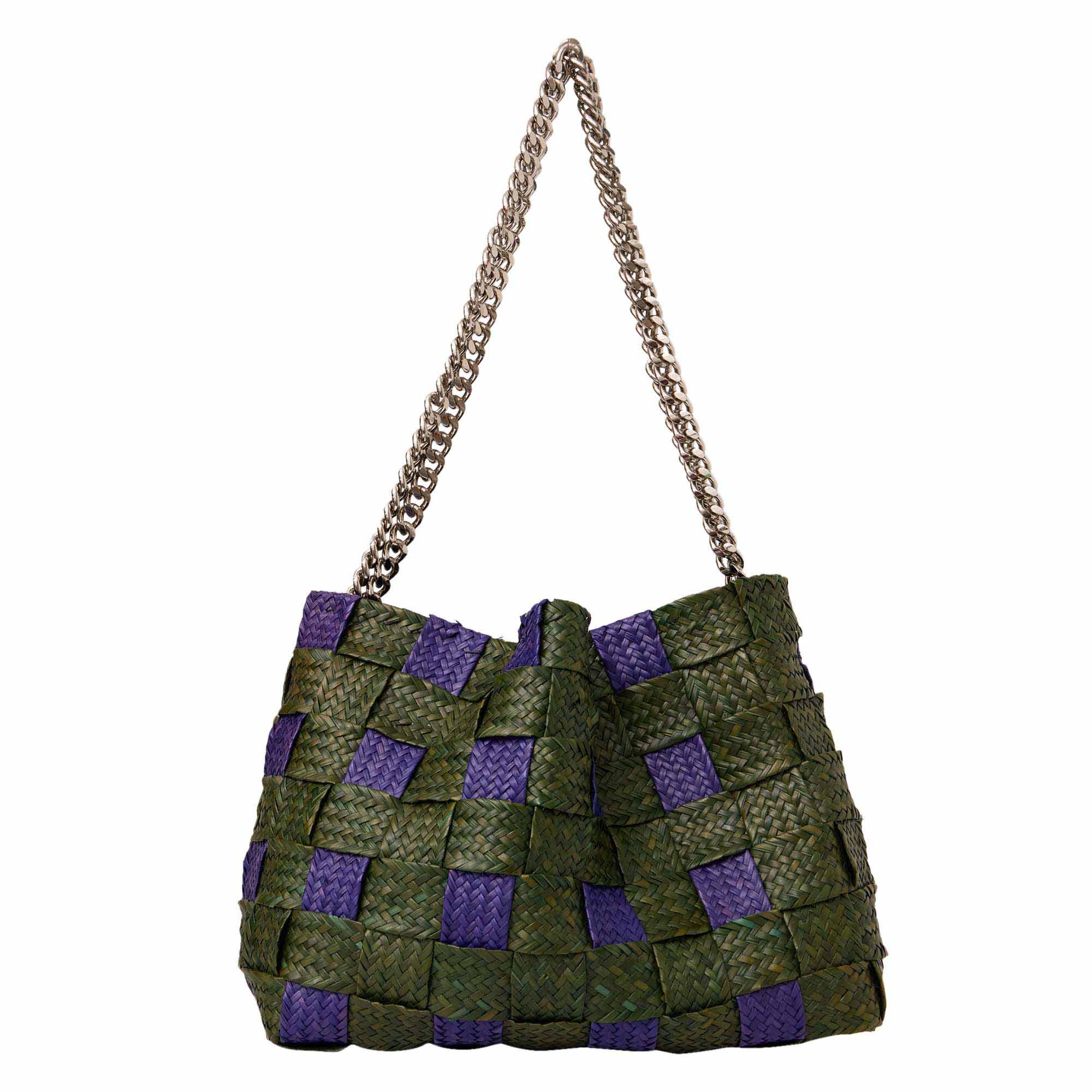 bolsa-tote-bag-leblon-palha-estruturada Bolsa Leblon de palha Piaçava trançada, forma estruturada, com alças de corrente de metal ônix.