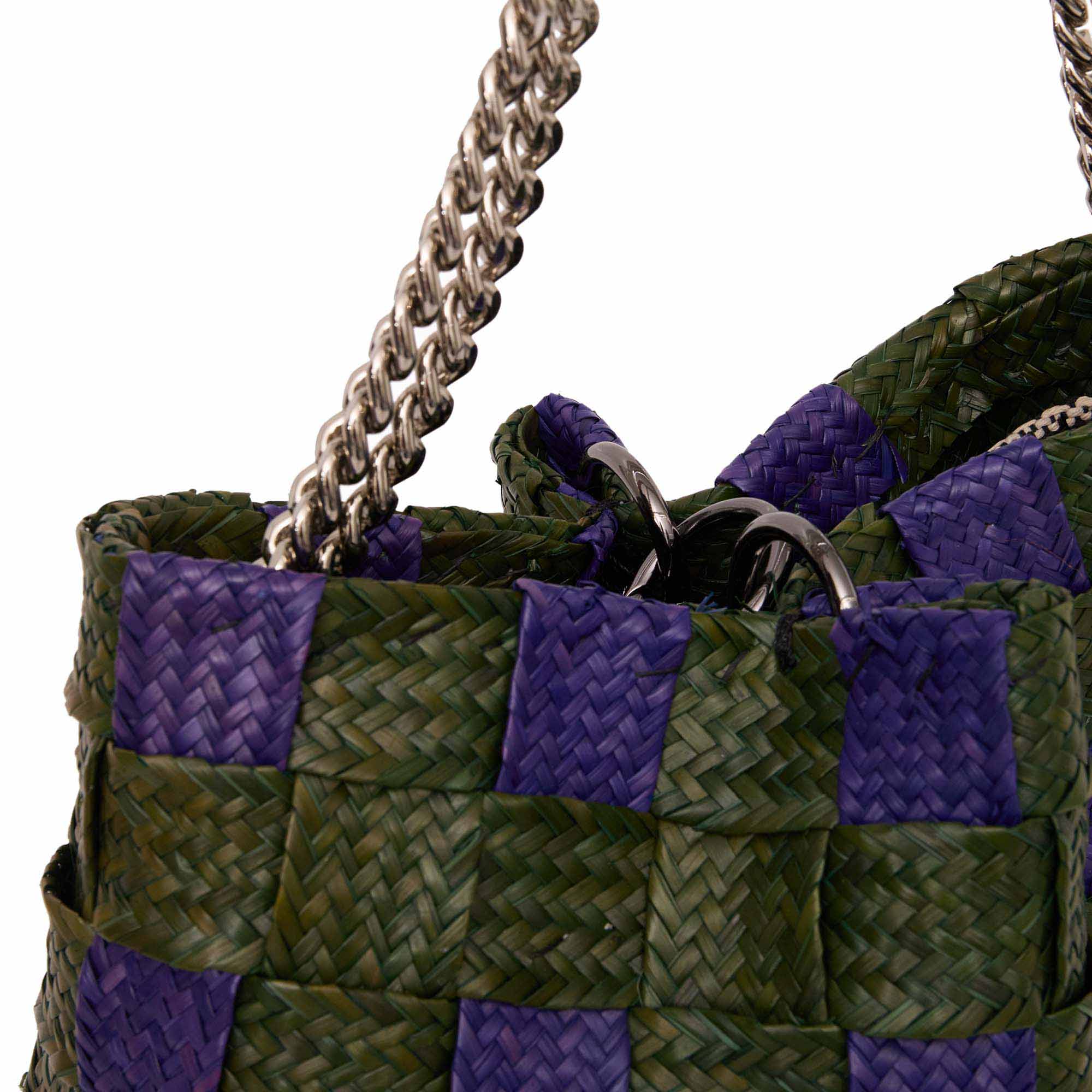 bolsa-tote-bag-leblon-palha-estruturada Bolsa Leblon de palha Piaçava trançada, forma estruturada, com alças de corrente de metal ônix.