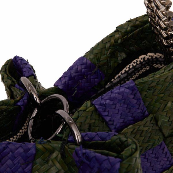 Bolsa Leblon de palha Piaçava trançada, forma estruturada, com alças de corrente de metal ônix.