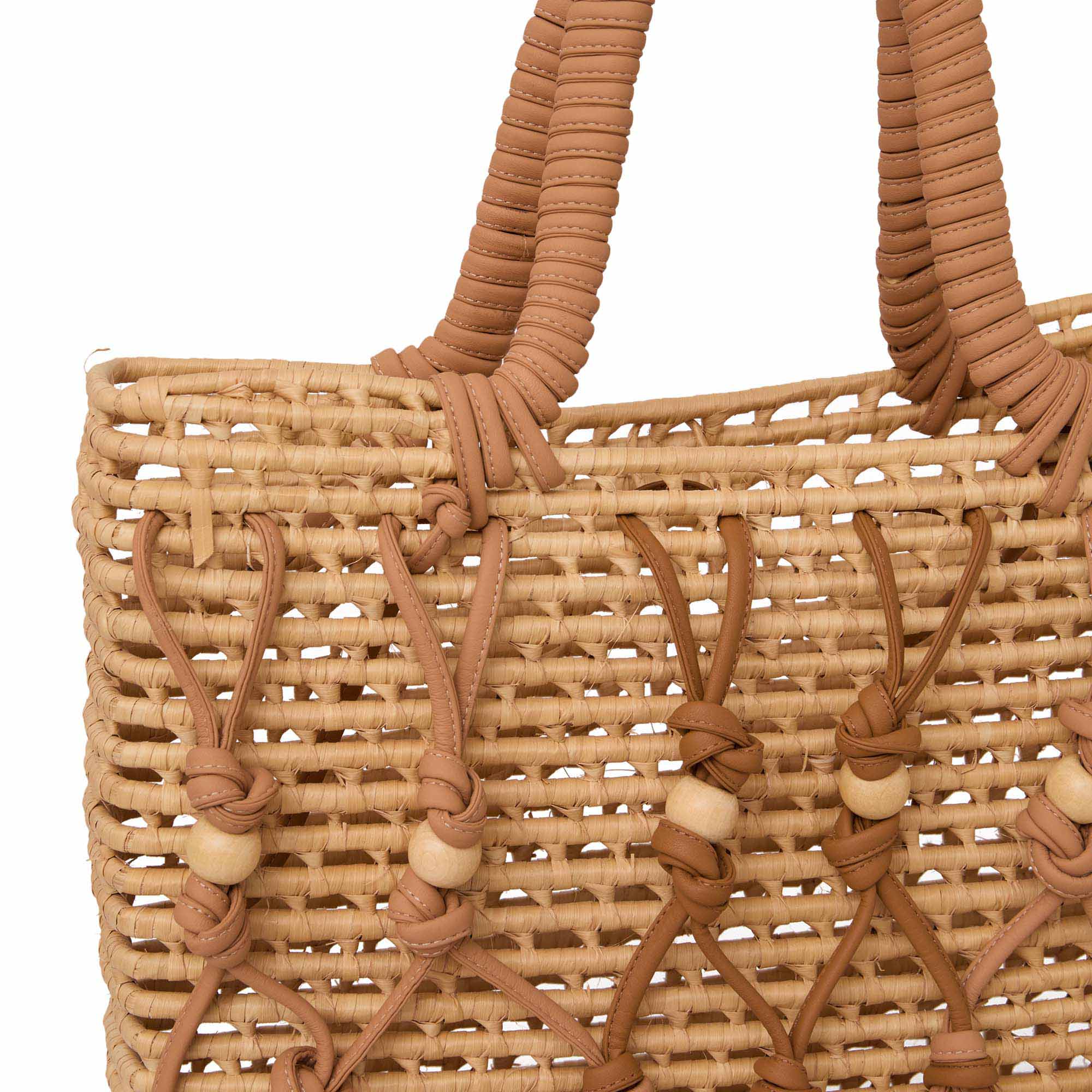 Tote Rede Clutch Arcos de luxo, meia-lua em palha, design surrealista com sobreposição de argolas de madeira.