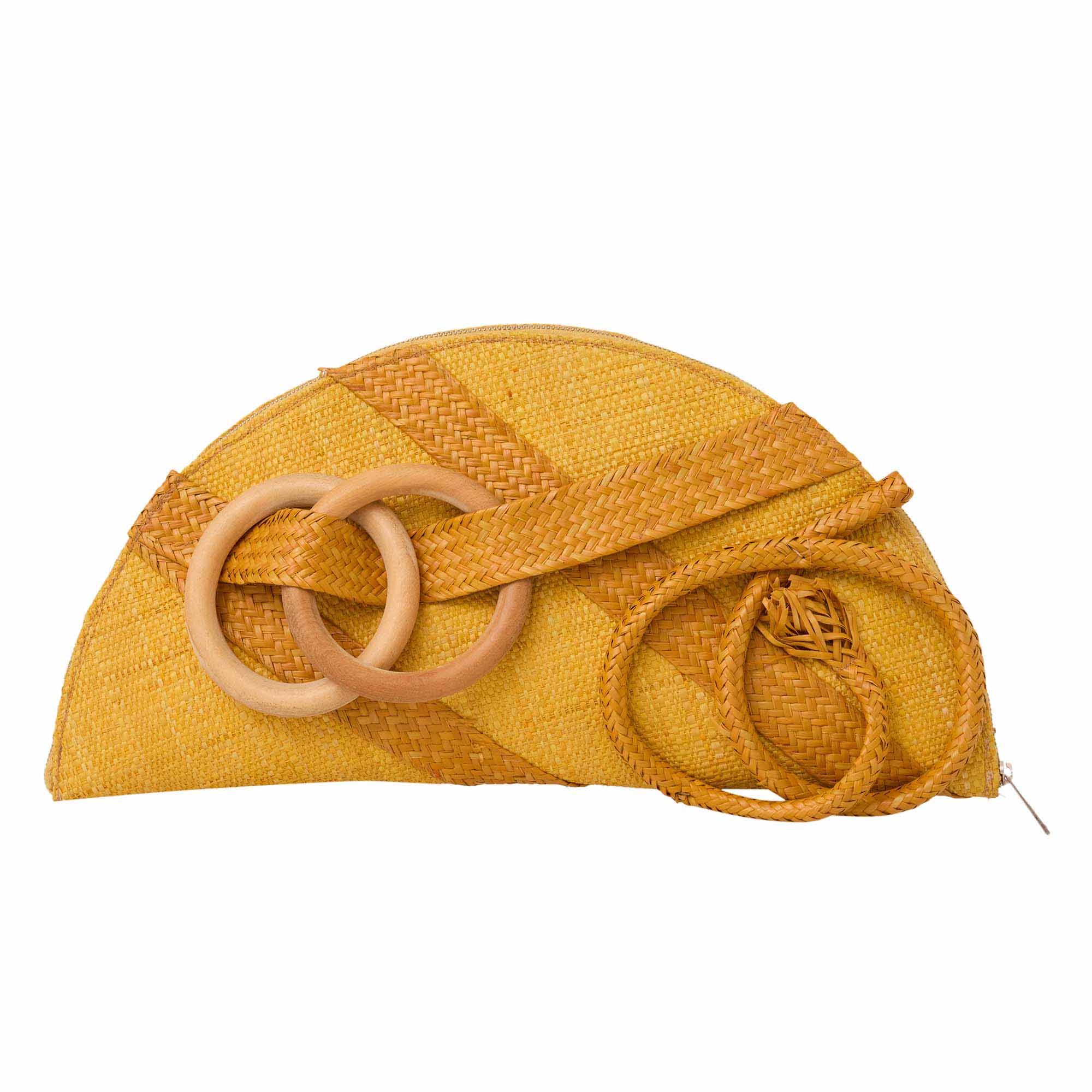 clutch-arcos-palha-buriti-piacava-argolas. Clutch Arcos de luxo, meia-lua em palha, design surrealista com sobreposição de argolas de madeira.