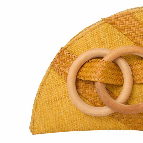 Clutch Arcos de luxo, meia-lua em palha, design surrealista com sobreposição de argolas de madeira.