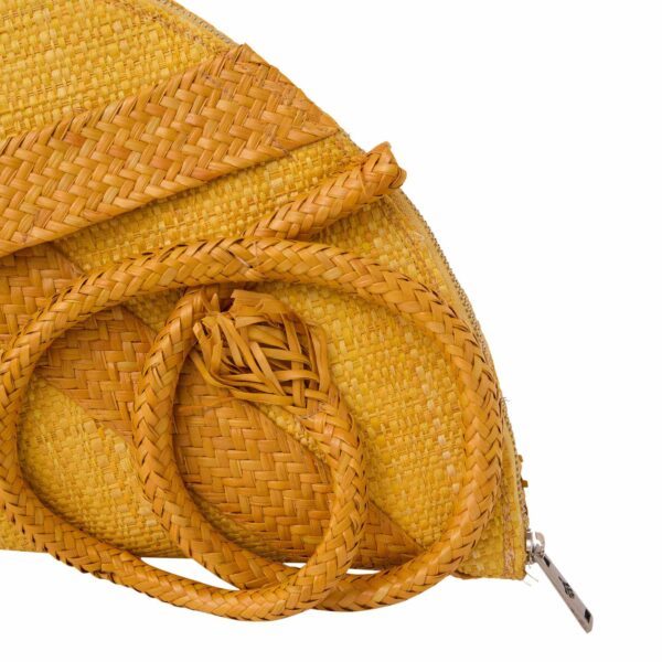 Clutch Arcos de luxo, meia-lua em palha, design surrealista com sobreposição de argolas de madeira.