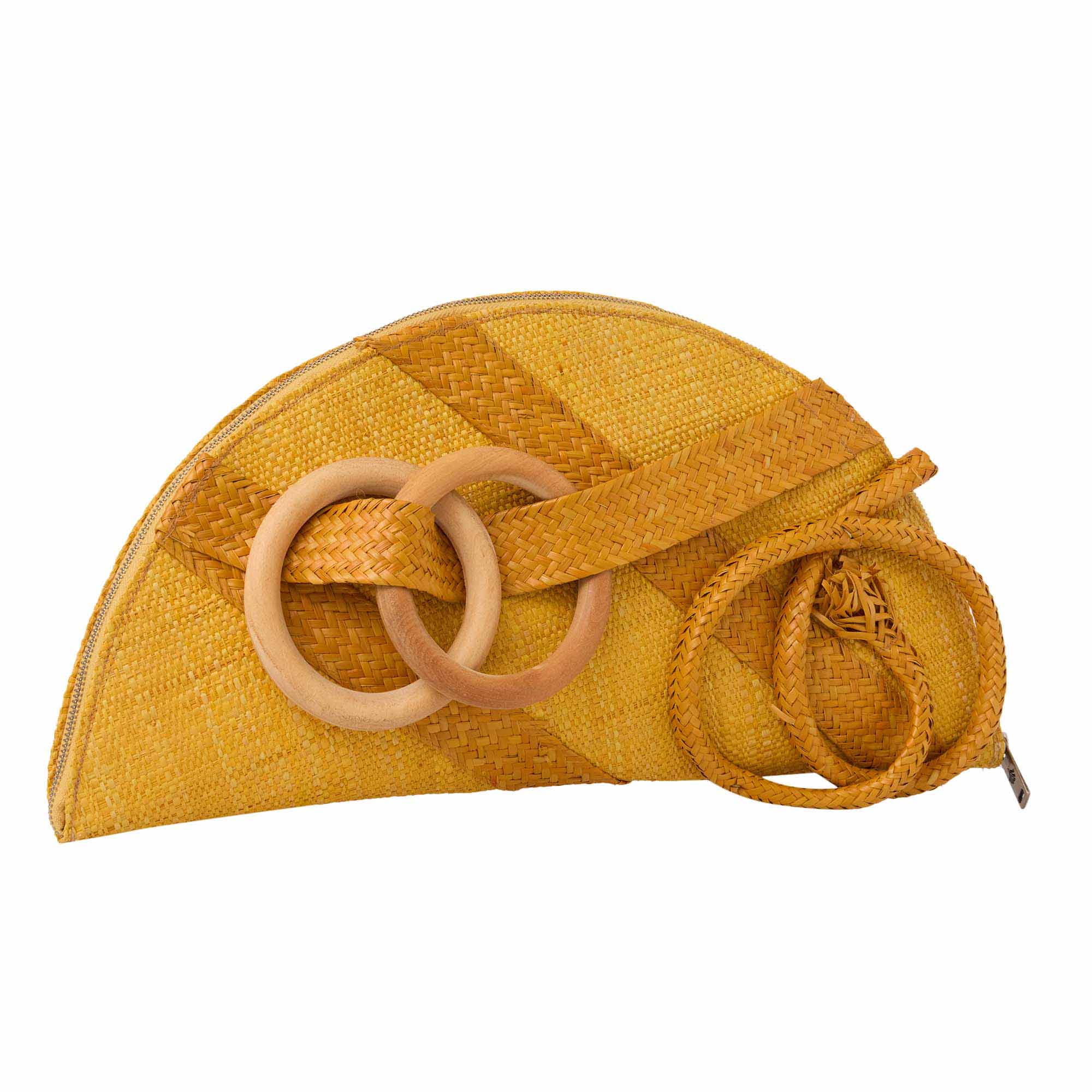 clutch-arcos-palha-buriti-piacava-argolas. Clutch Arcos de luxo, meia-lua em palha, design surrealista com sobreposição de argolas de madeira.