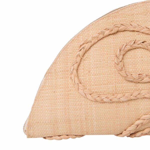 Clutch Maré, bolsa meia-lua de palha de Buriti, com bordado trançado em relevo inspirado em rios/arquipélagos.