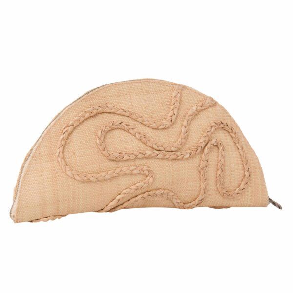 Clutch Maré, bolsa meia-lua de palha de Buriti, com bordado trançado em relevo inspirado em rios/arquipélagos.