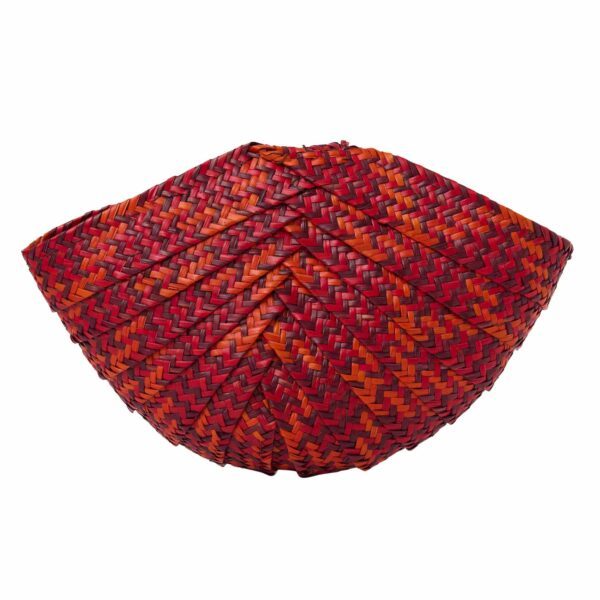 Clutch Casco de luxo, palha de Piaçava da Bahia, trançada em trama geométrica com cores vibrantes (vermelho/laranja).