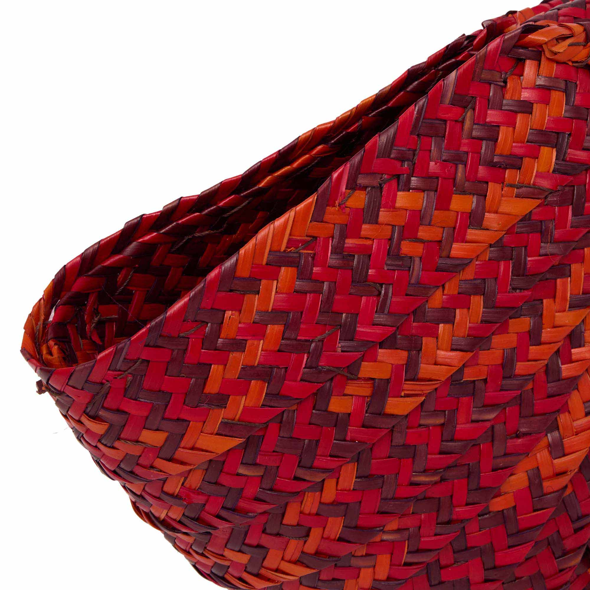clutch-palha-cores-vibrantes. Clutch Casco de luxo, palha de Piaçava da Bahia, trançada em trama geométrica com cores vibrantes (vermelho/laranja).