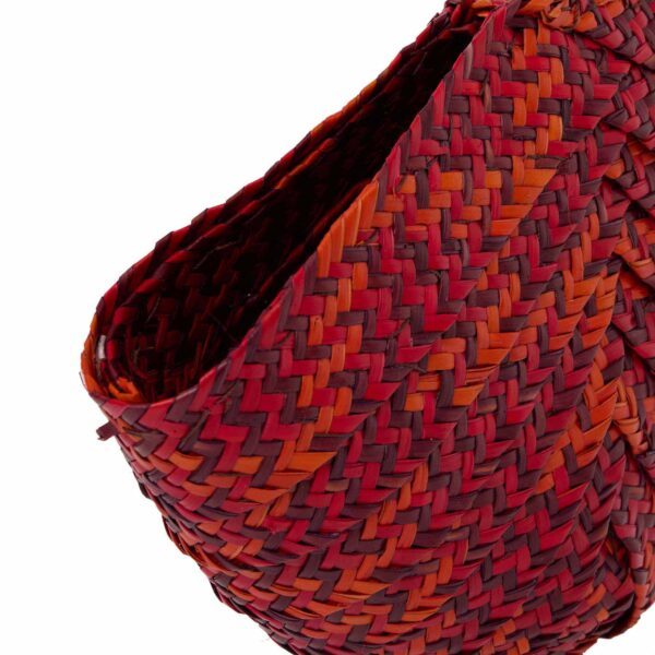 Clutch Casco de luxo, palha de Piaçava da Bahia, trançada em trama geométrica com cores vibrantes (vermelho/laranja).
