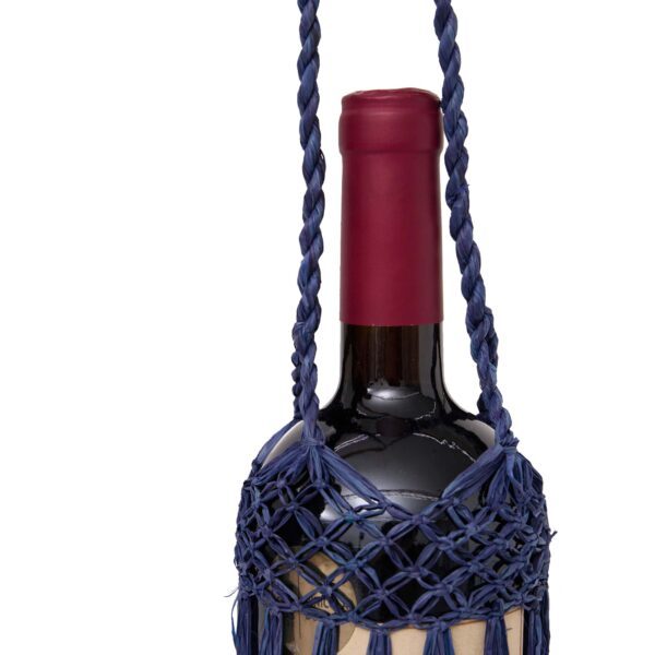 Porta Vinho Macramê de luxo, palha de Buriti, com garças longas e trama de rede, carregando garrafa de vinho.