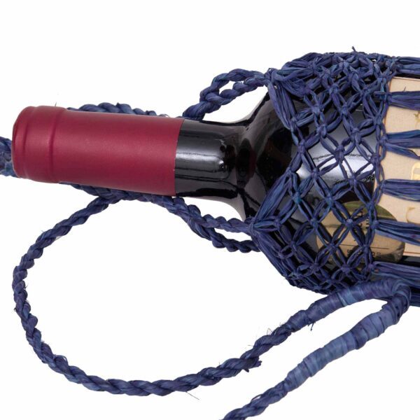 Porta Vinho Macramê de luxo, palha de Buriti, com garças longas e trama de rede, carregando garrafa de vinho.