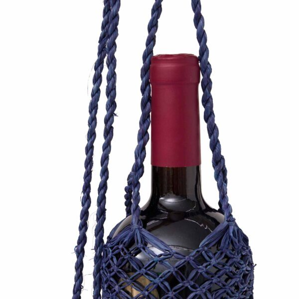 Porta Vinho Macramê de luxo, palha de Buriti, com garças longas e trama de rede, carregando garrafa de vinho.