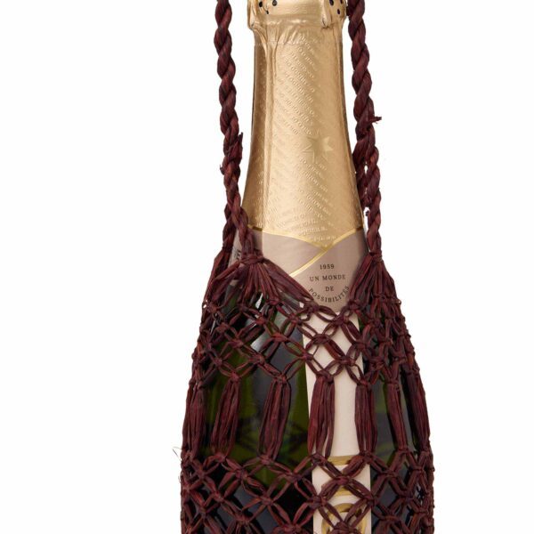Porta Vinho Macramê de luxo, palha de Buriti, com garças longas e trama de rede, carregando garrafa de vinho.