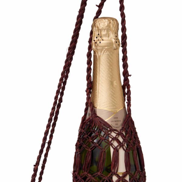 Porta Vinho Macramê de luxo, palha de Buriti, com garças longas e trama de rede, carregando garrafa de vinho.